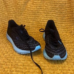 Brooks DNA Flash Hyperion Tempo athletic shoes.